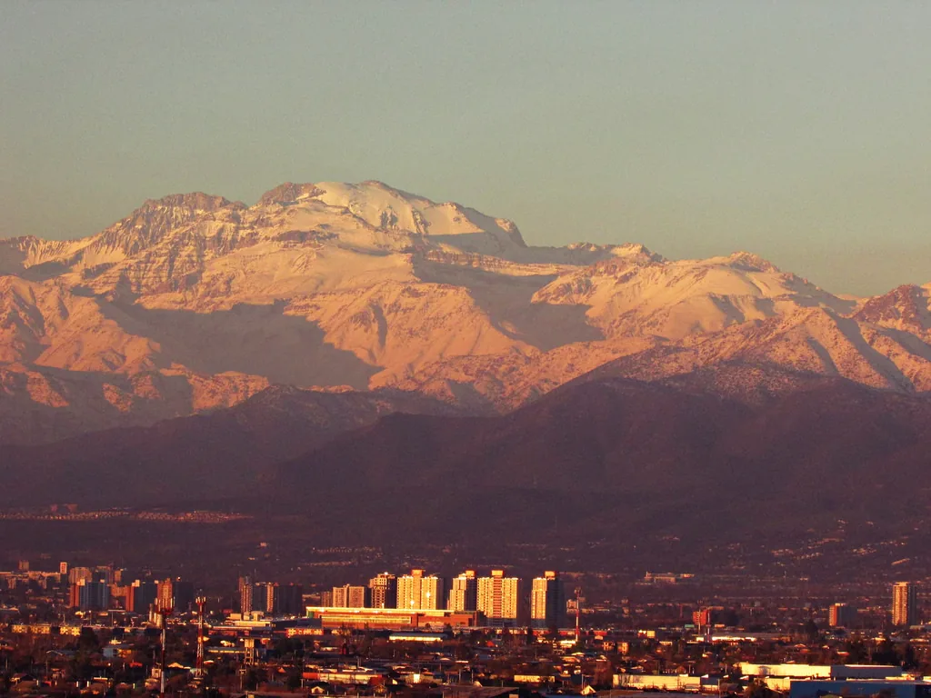 La cordillère des Andes enneigée dominant la ville de Santiago du Chili vue depuis la vallée