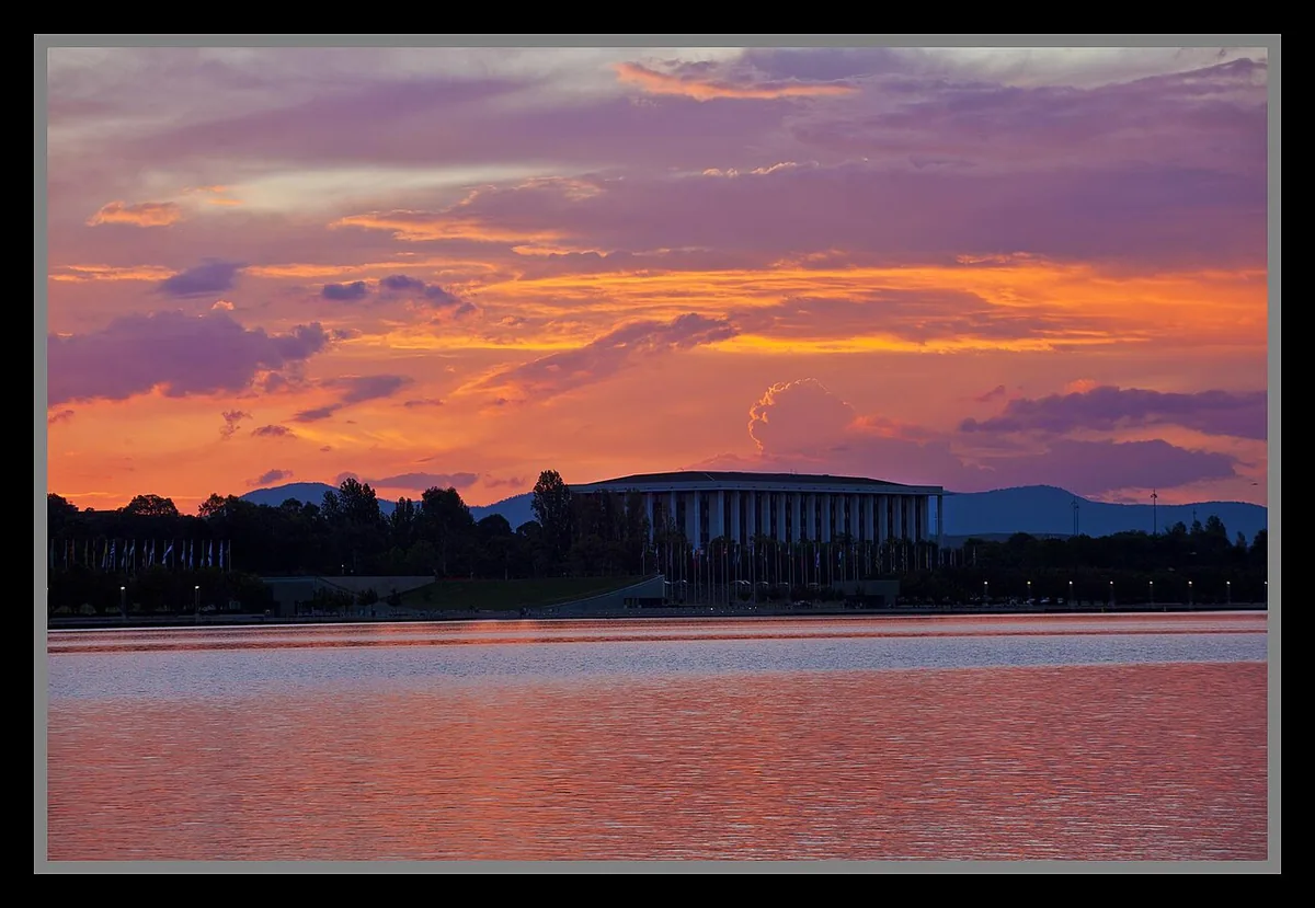Coucher de soleil sur le lac Burley Griffin à Canberra, capitale pionnière en énergies renouvelables