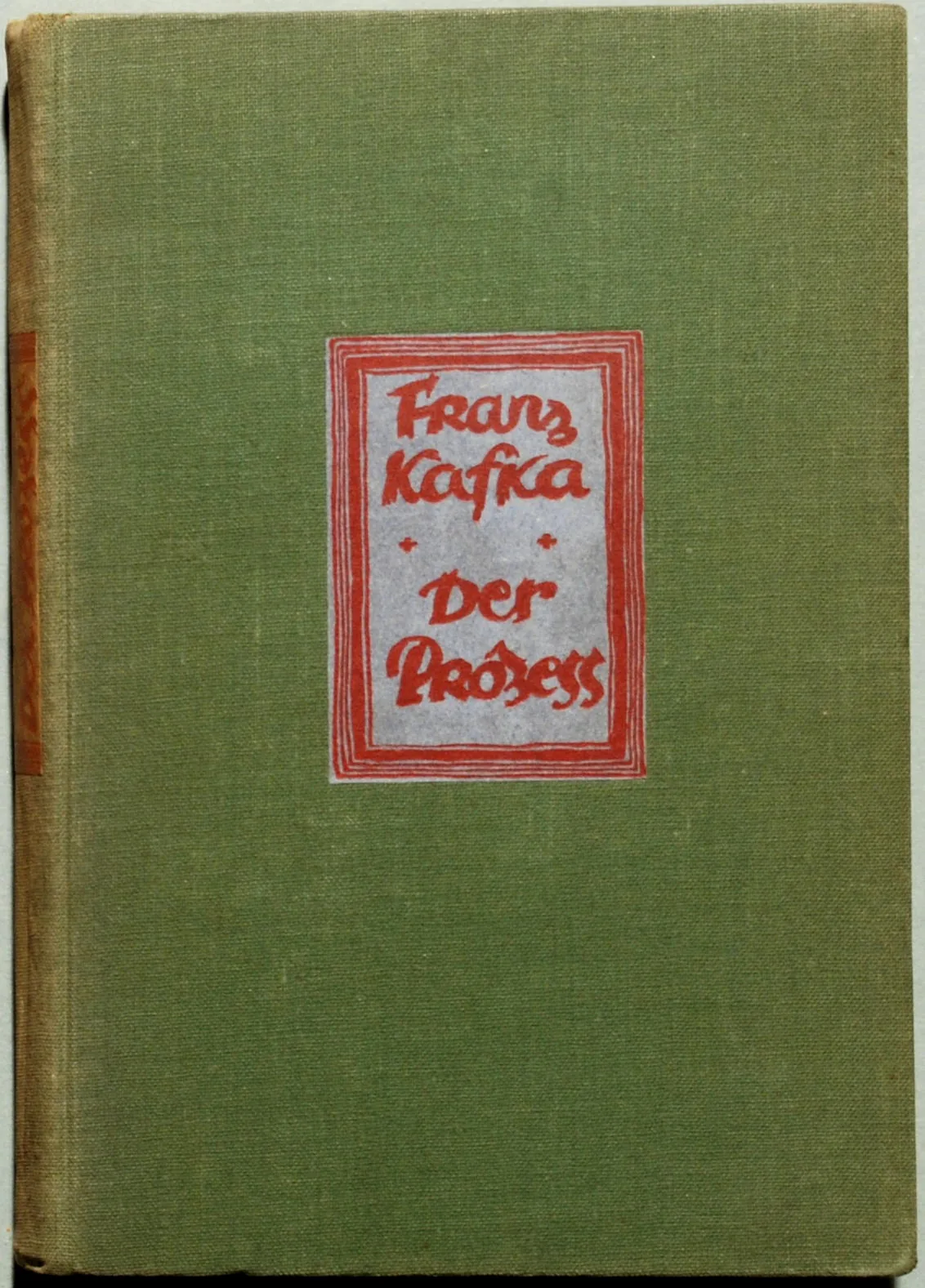 Couverture de la première édition allemande du Procès de Kafka publiée en 1925 par Die Schmiede à Berlin