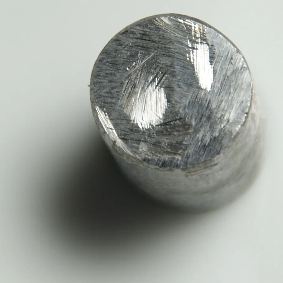 Cylindre de fer pur de 16 grammes et 1 cm de diamètre, métal gris argenté à surface polie