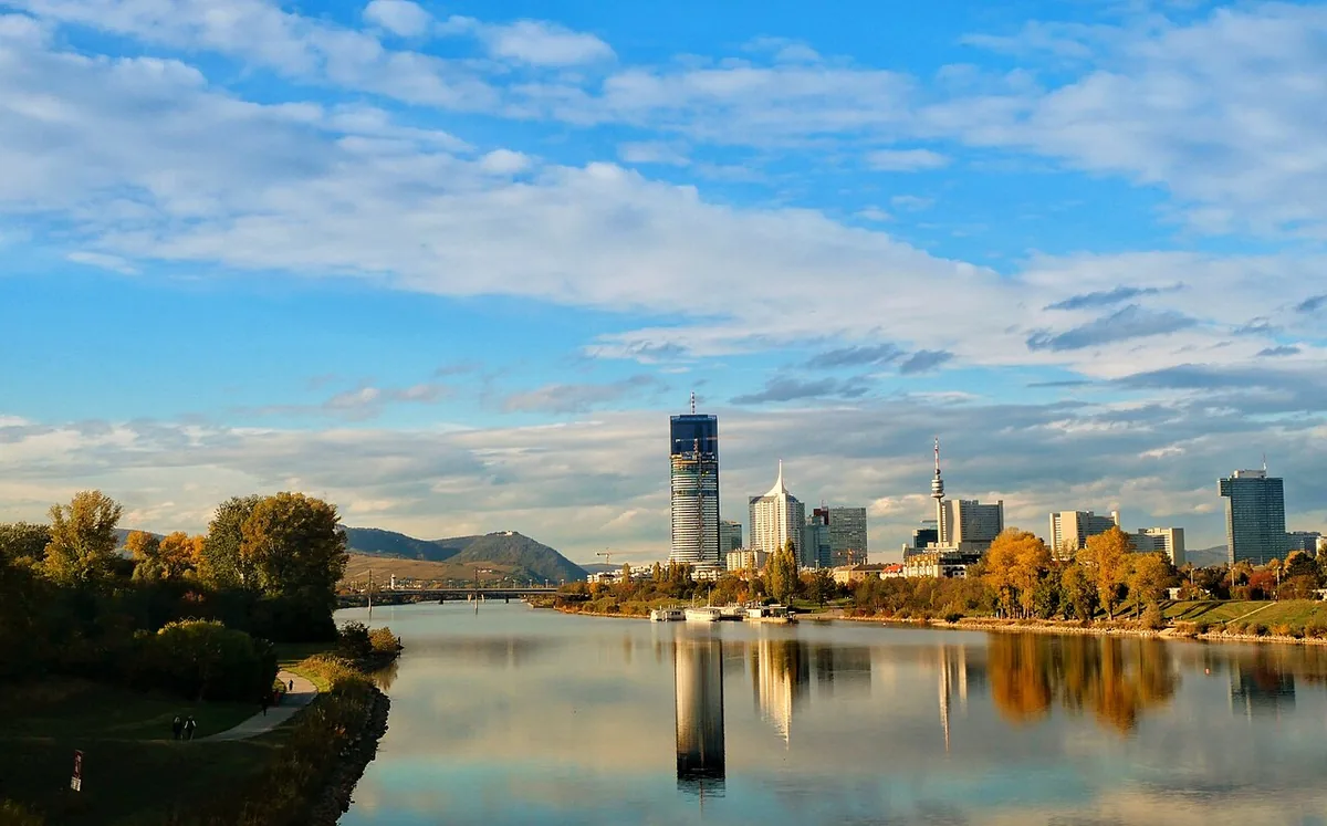 Danube traversant Vienne avec berges urbaines et paysage de la capitale