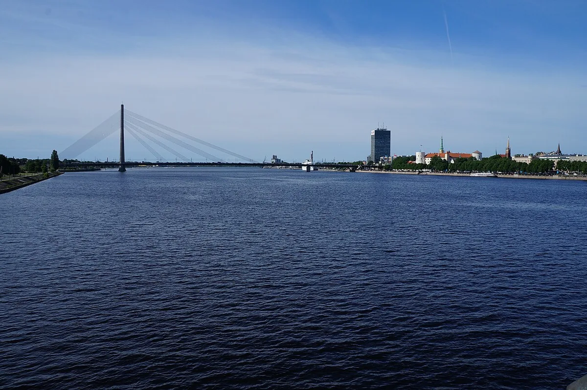 La Daugava traversant Riga, avec le pont Vanšu et les tours de la ville sur la rive
