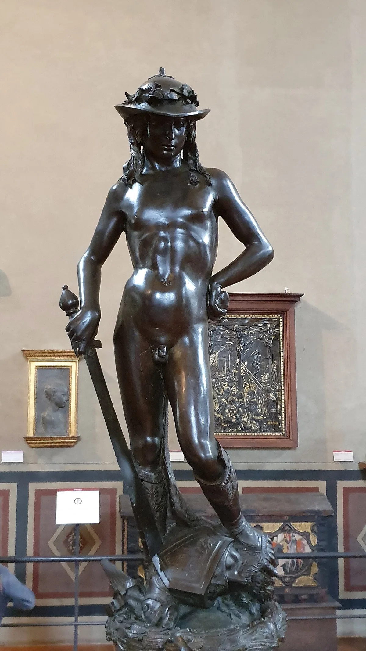 David en bronze de Donatello au Bargello, jeune homme nu coiffé d'un chapeau, pied sur la tête de Goliath