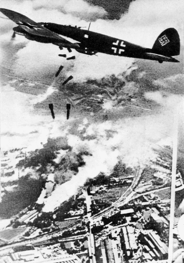 Début de la Seconde Guerre mondiale : bombardier allemand Heinkel He 111 au-dessus de Varsovie en septembre 1939