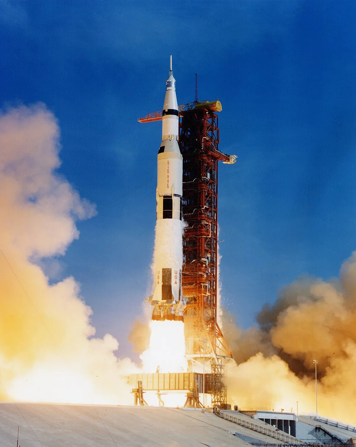Décollage de la fusée Saturn V de la mission Apollo 11 le 16 juillet 1969, propulsée à l'oxygène liquide