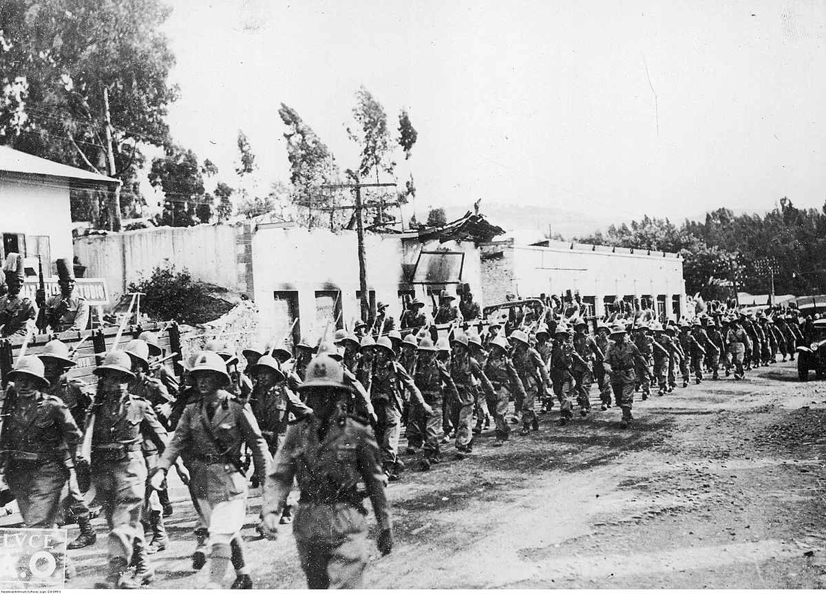 Défilé de troupes italiennes à Addis-Abeba pendant l’occupation de l’Éthiopie en 1936