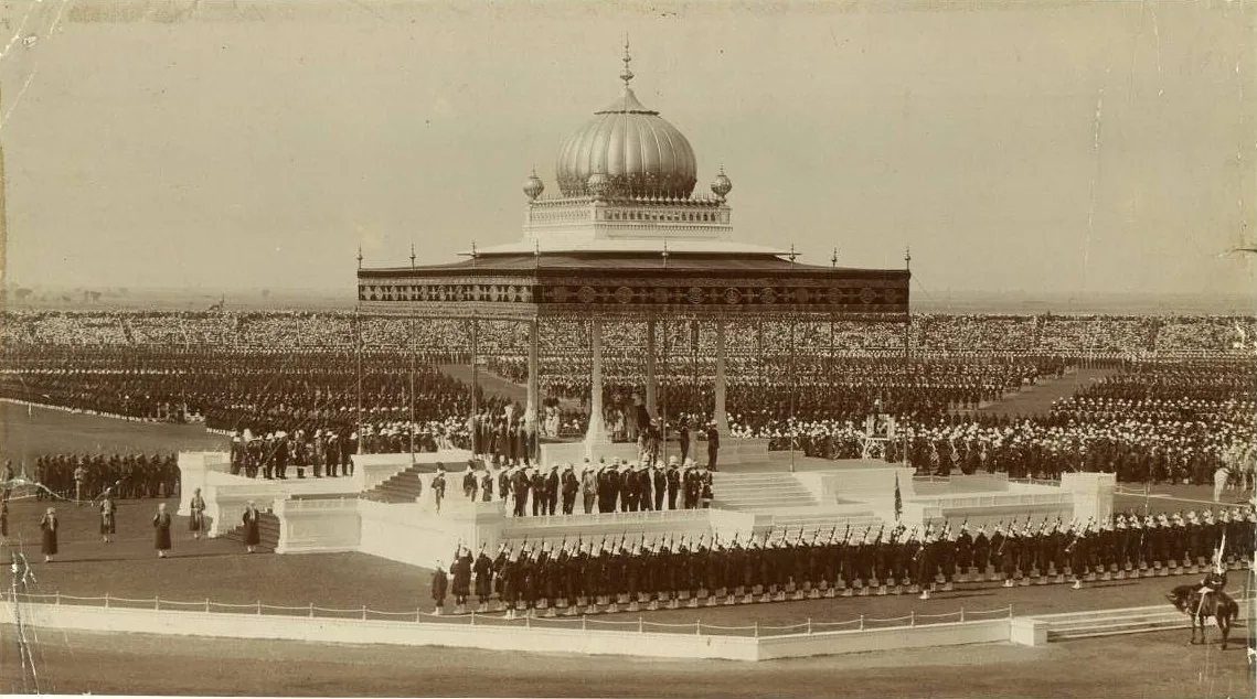 Le Delhi Durbar de 1911, George V et la reine Mary trônant sous un vaste baldaquin devant l'assemblée impériale