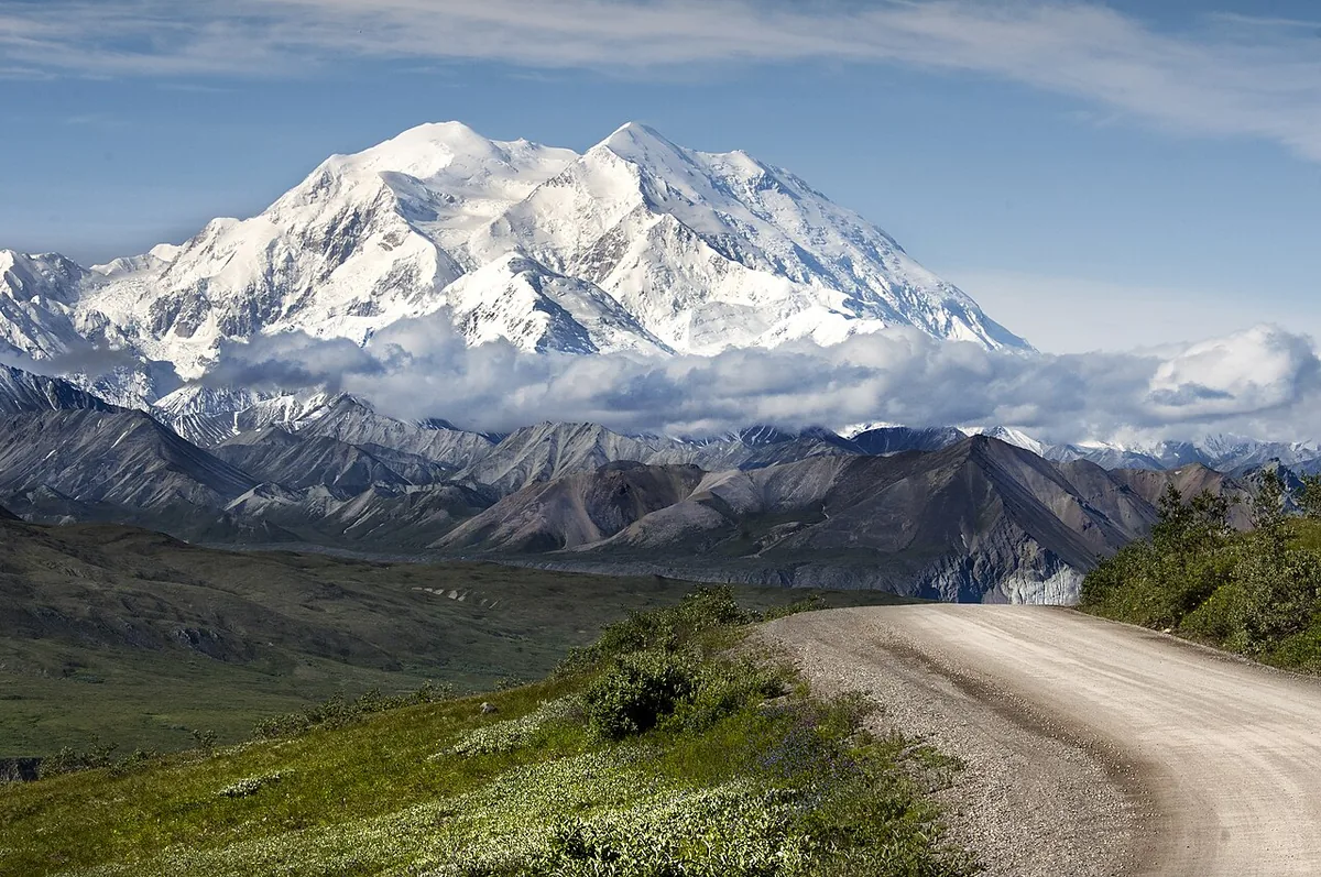 Denali enneigé dominant les reliefs du parc national en Alaska