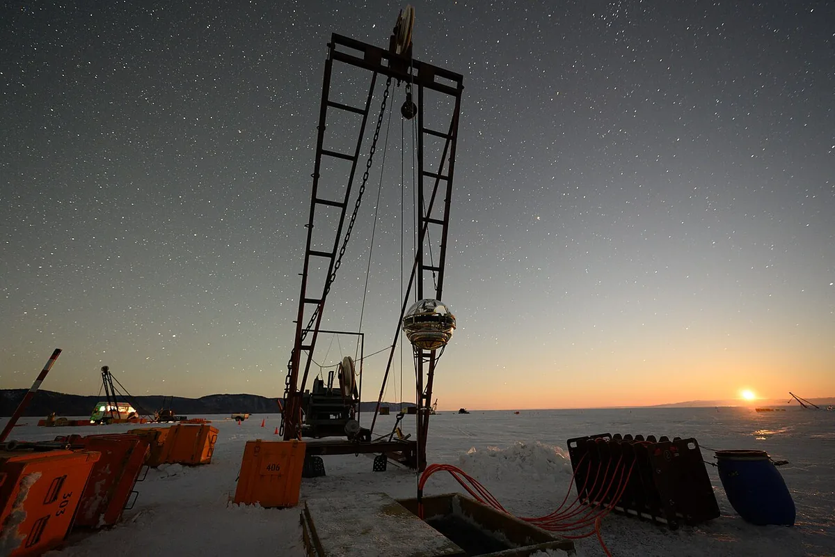 Déploiement d'un module du télescope Baikal-GVD depuis la glace hivernale du lac Baïkal