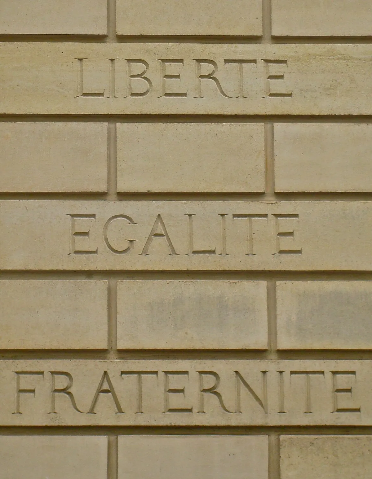 La devise Liberté Égalité Fraternité gravée dans la pierre sur la façade d'un bâtiment public français