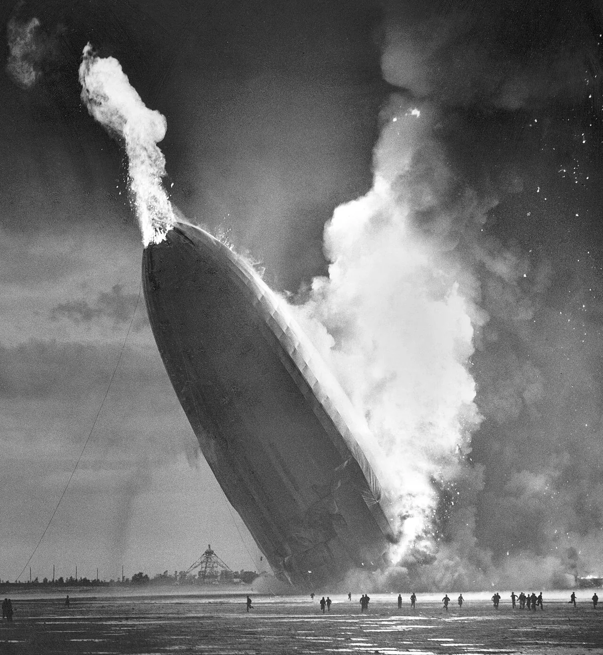 Le dirigeable Hindenburg en flammes le 6 mai 1937 à Lakehurst, gonflé à l'hydrogène inflammable