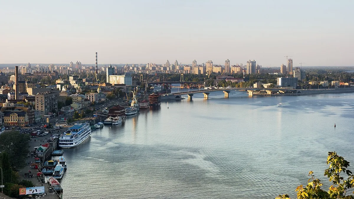 Le Dniepr traversant Kyiv, avec les collines de la rive droite et les coupoles dorées de la capitale ukrainienne