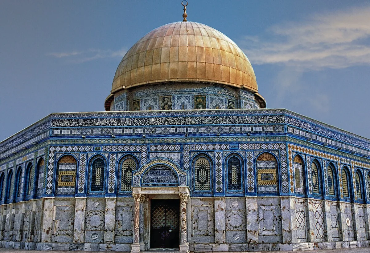 Le Dôme du Rocher et sa coupole dorée sur l'esplanade des Mosquées à Jérusalem