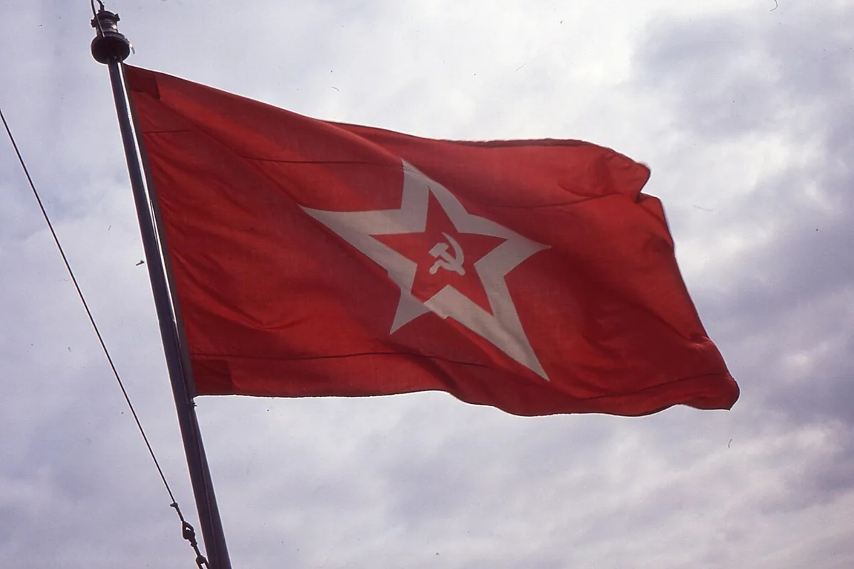 Drapeau rouge de l’Union soviétique photographié en extérieur pendant sa dernière année, en 1991