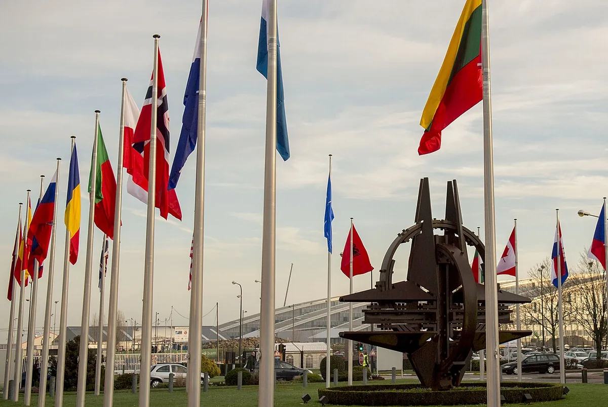 Drapeaux des pays membres flottant à l'entrée du siège de l'OTAN à Bruxelles