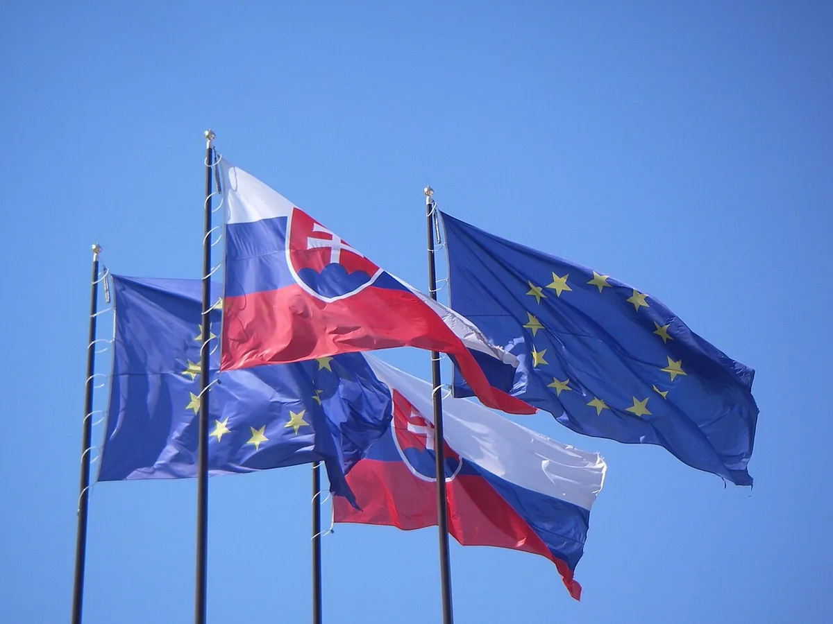 Drapeaux de la Slovaquie et de l’Union européenne flottant ensemble à Bratislava