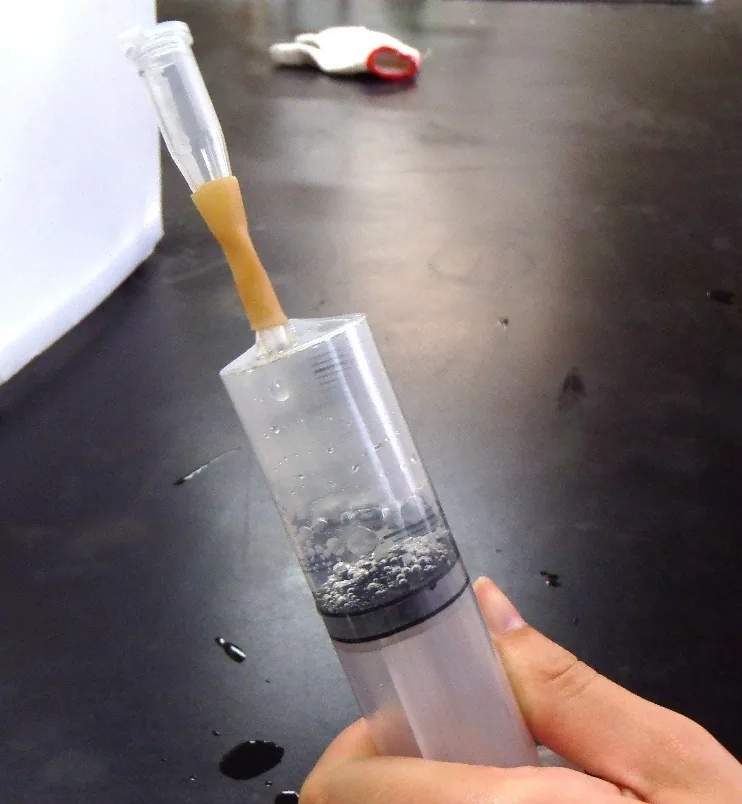 Eau qui bout à moins de 100 °C dans un environnement à basse pression, sous cloche à vide