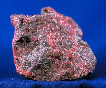 Échantillon de cinabre, sulfure de mercure rouge vermillon, principal minerai d'extraction du mercure