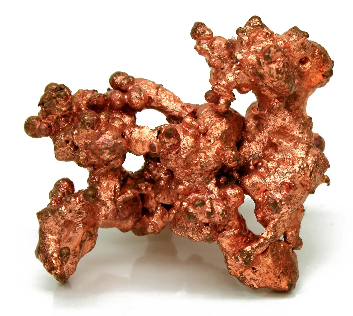 Échantillon de cuivre natif à l'état pur, macrophotographie montrant la couleur orangée caractéristique du métal