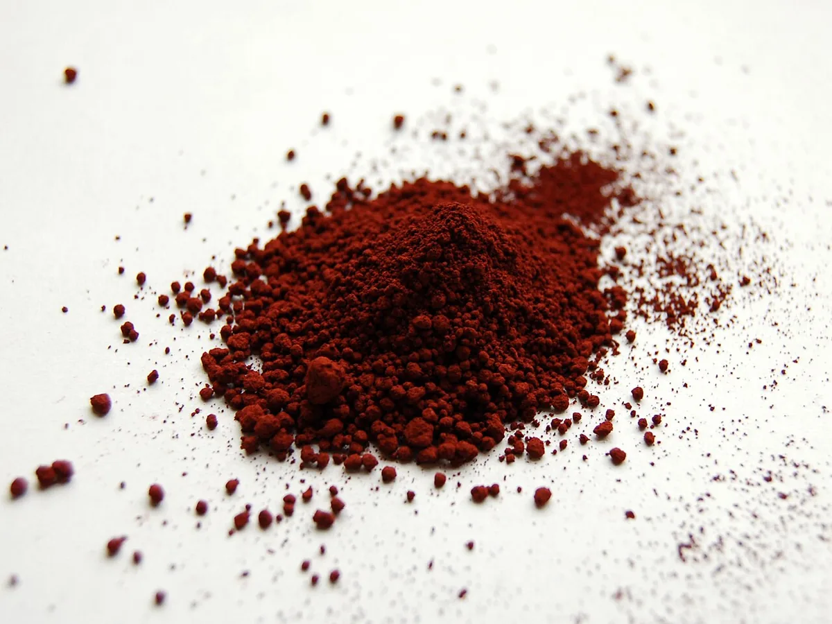 Échantillon d'oxyde de fer III, poudre brun-rouge caractéristique de la rouille