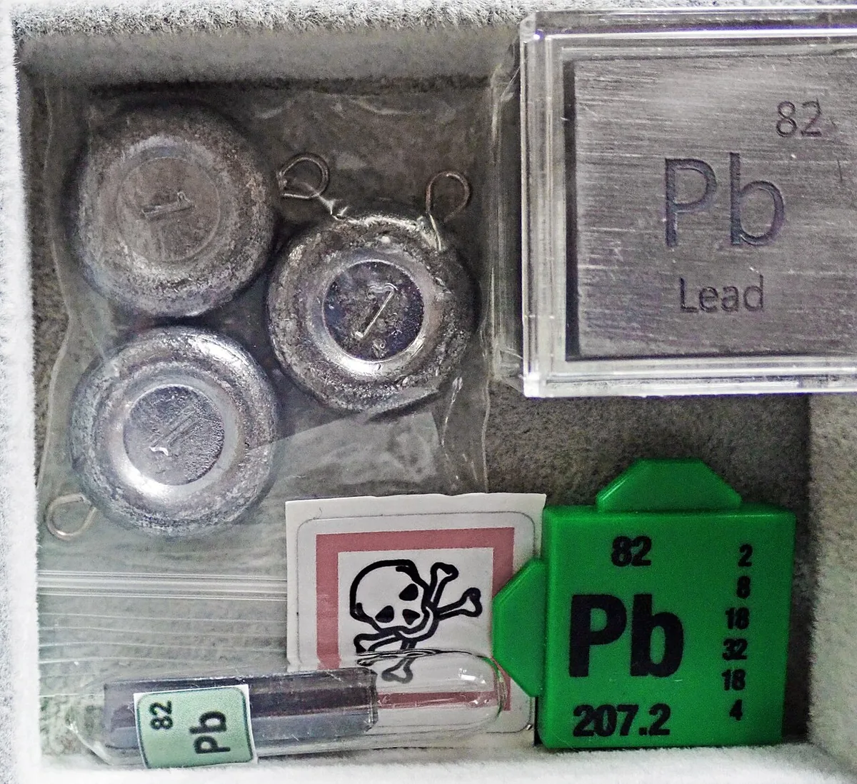Échantillon de plomb métallique gris bleuâtre montrant la surface oxydée typique de l'élément 82
