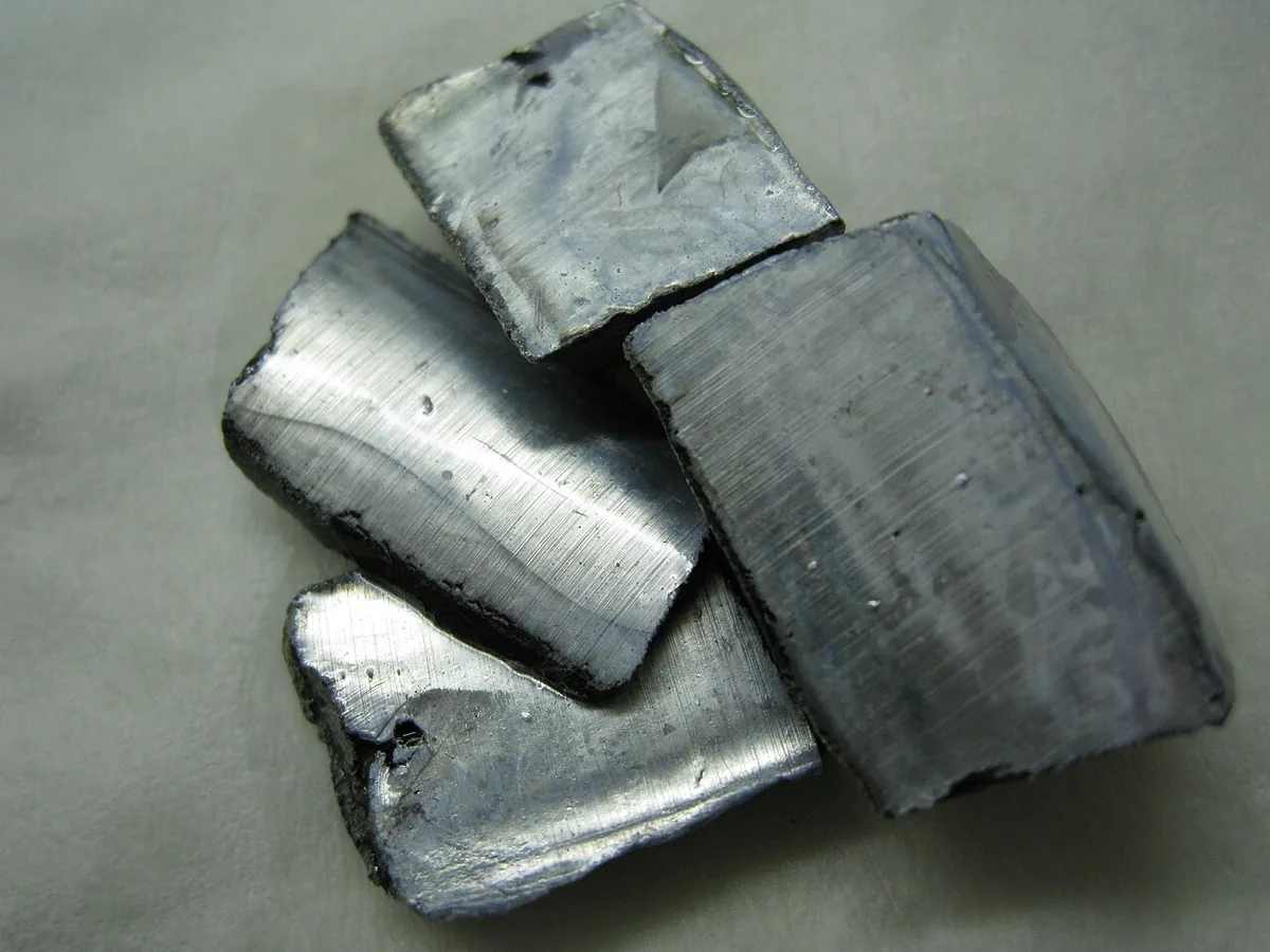 Échantillon de potassium métallique argenté conservé sous huile pour éviter l'oxydation à l'air