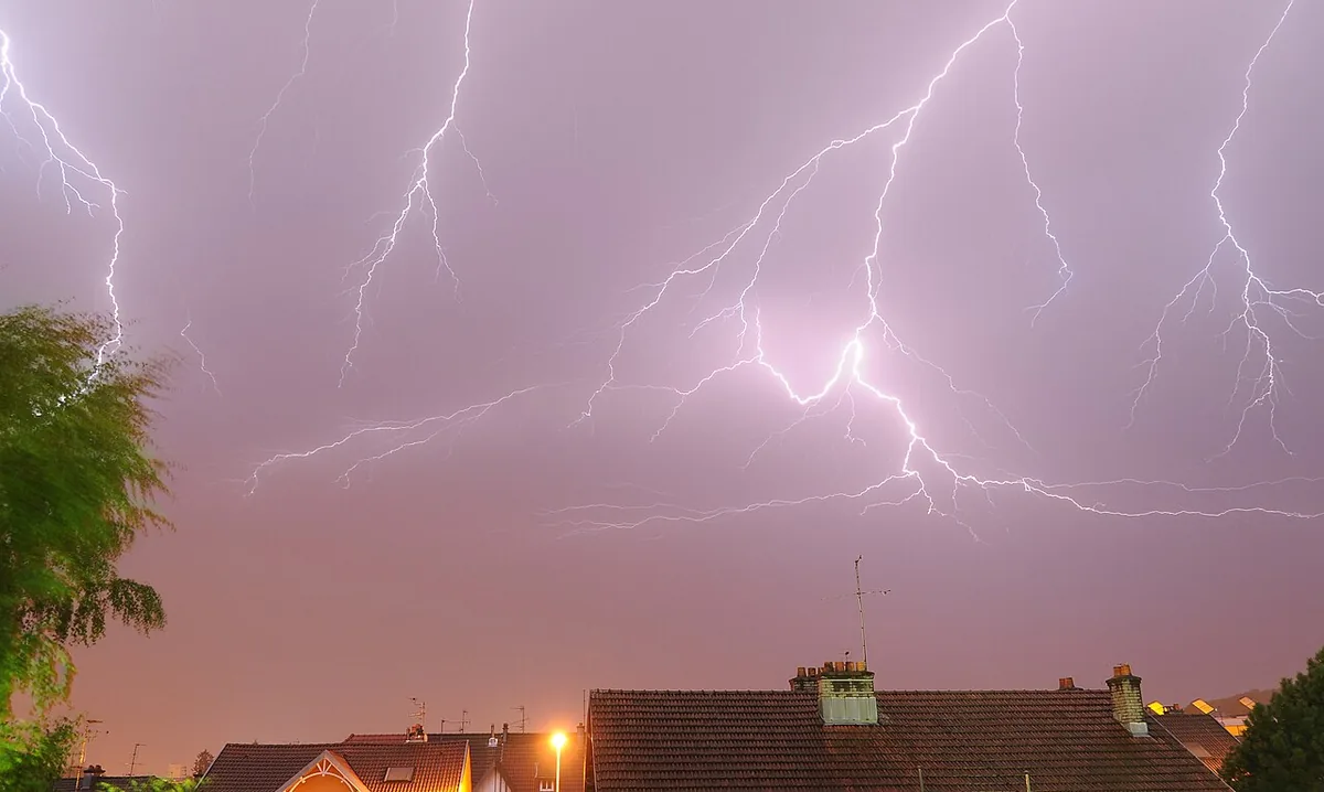 Éclair de foudre frappant le ciel nocturne au-dessus de Belfort, décharge électrique de plusieurs dizaines de milliers d'ampères