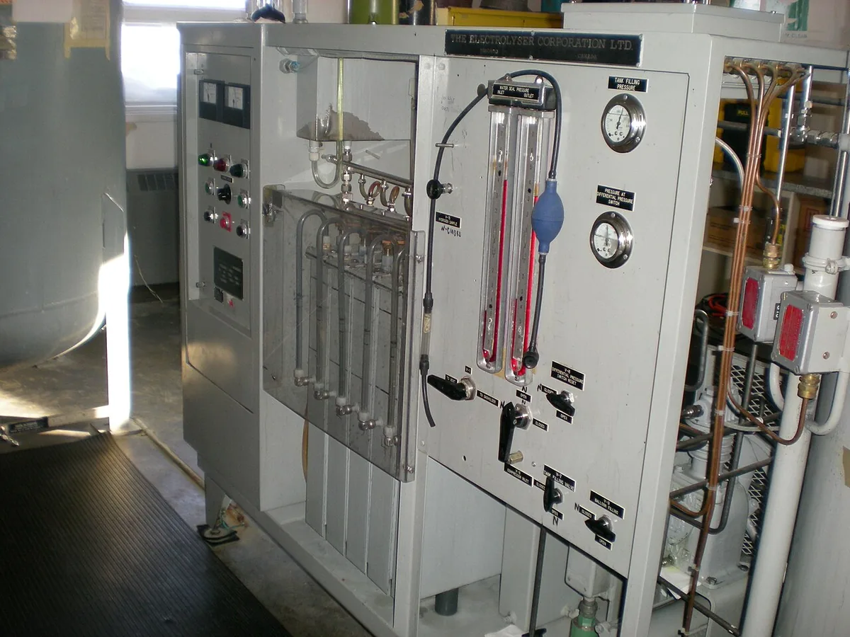 Électrolyseur industriel produisant de l'hydrogène par décomposition de l'eau avec de l'électricité