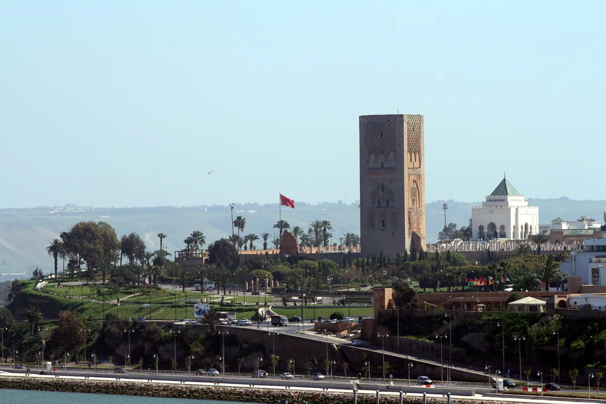 Esplanade de la mosquée Hassan à Rabat, minaret inachevé et colonnes tronquées face au mausolée Mohammed V
