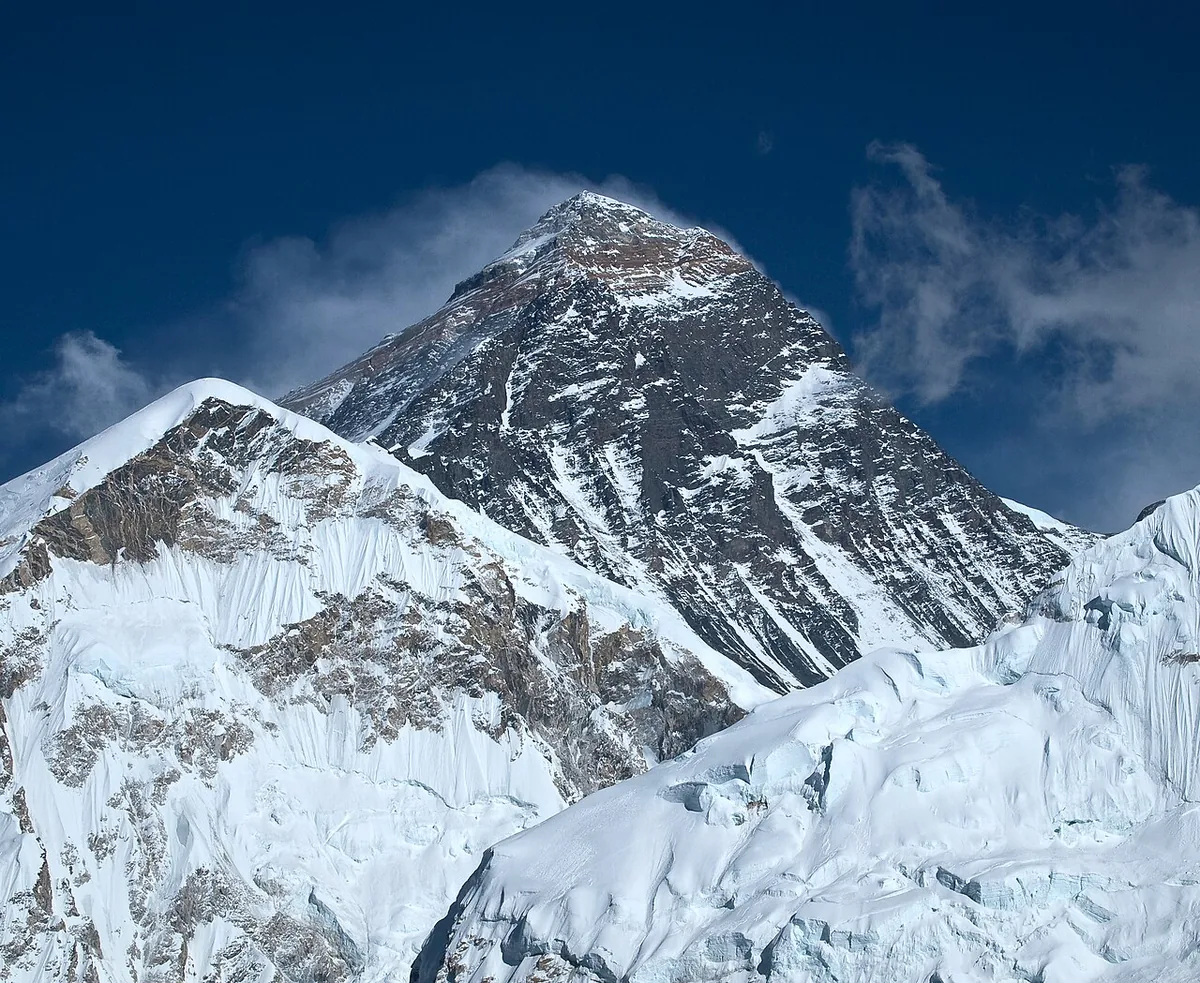L'Everest et ses falaises de glace vus depuis Kala Patthar, versant népalais battu par les vents d'altitude