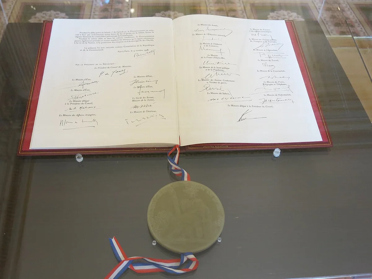Exemplaire relié de la Constitution française du 4 octobre 1958 exposé au palais de l'Élysée