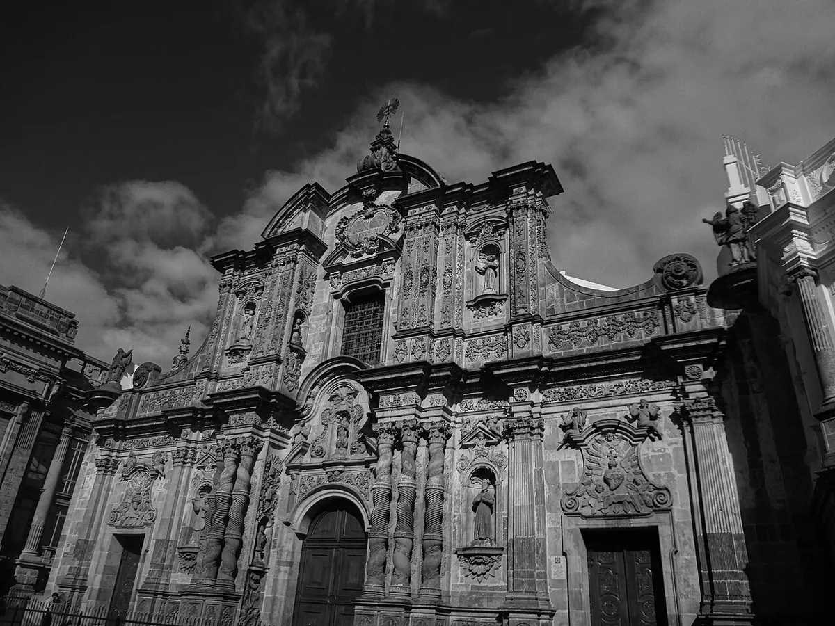 Façade baroque entièrement sculptée en pierre volcanique de l'église de La Compañía, centre historique de Quito