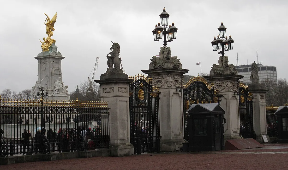 La façade de Buckingham Palace, résidence officielle du monarque britannique à Londres