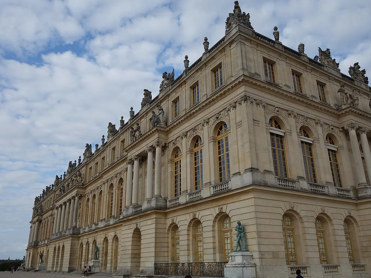 Façade du château de Versailles, siège de la cour et du gouvernement à partir de 1682
