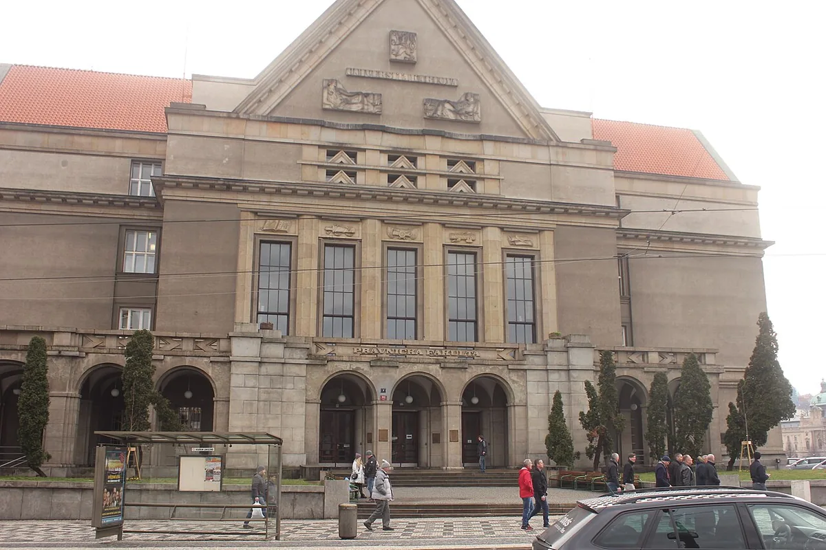 Façade historique de l’université Charles dans le centre de Prague