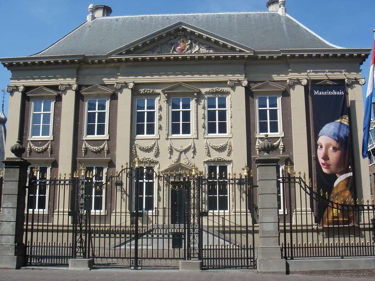 Façade du musée Mauritshuis à La Haye, hôtel particulier classique du XVIIe siècle qui abrite le tableau depuis 1881