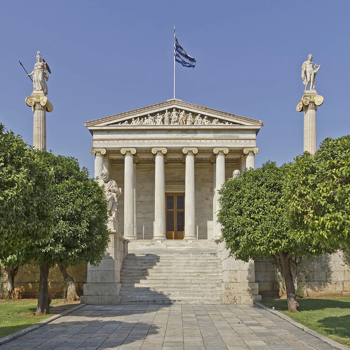 Façade néoclassique de l’Académie d’Athènes avec colonnes, fronton et statues