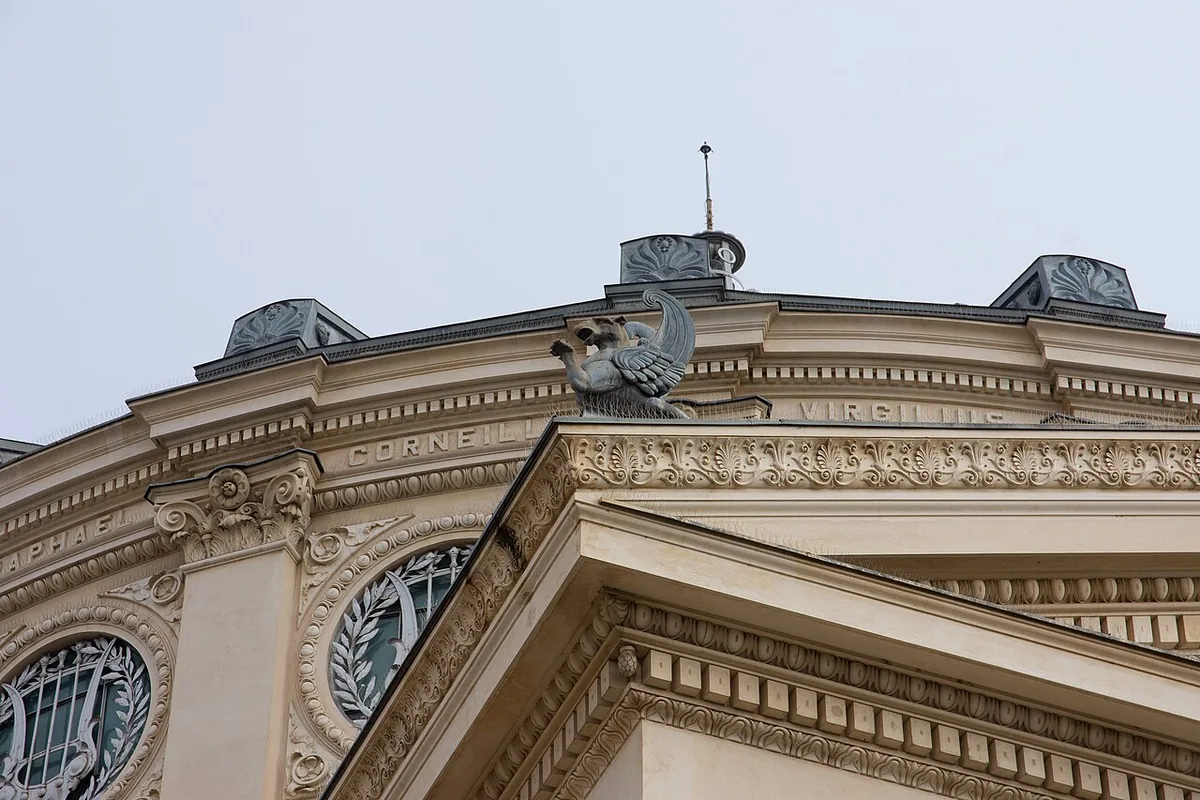 Façade néoclassique de l’Athénée roumain à Bucarest sous un ciel d’hiver