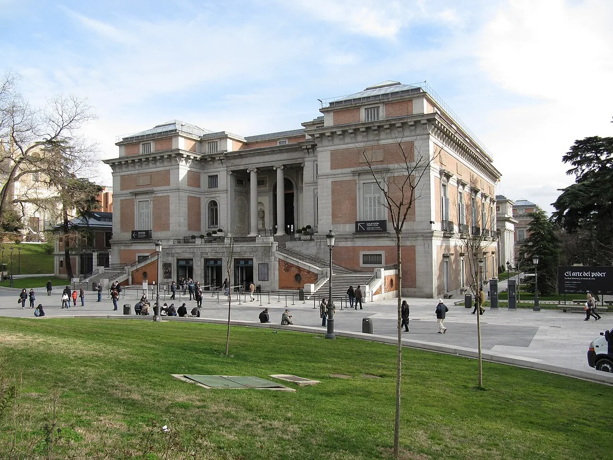 Façade néoclassique du musée du Prado à Madrid, conçue par l'architecte Juan de Villanueva