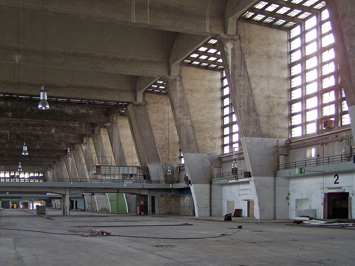 Façade nord en briques de la Grossmarkthalle de Francfort, ancienne halle aux fruits des années 1920