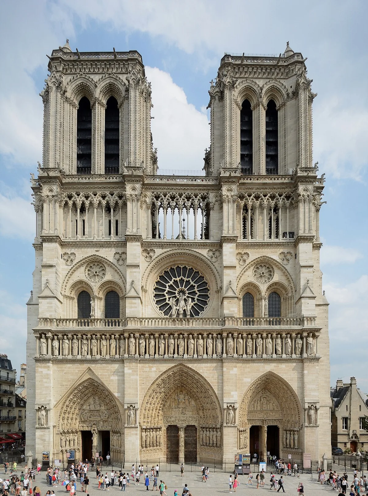 Façade occidentale de la cathédrale Notre-Dame de Paris, tours gothiques et rosace, lieu du sacre de Napoléon