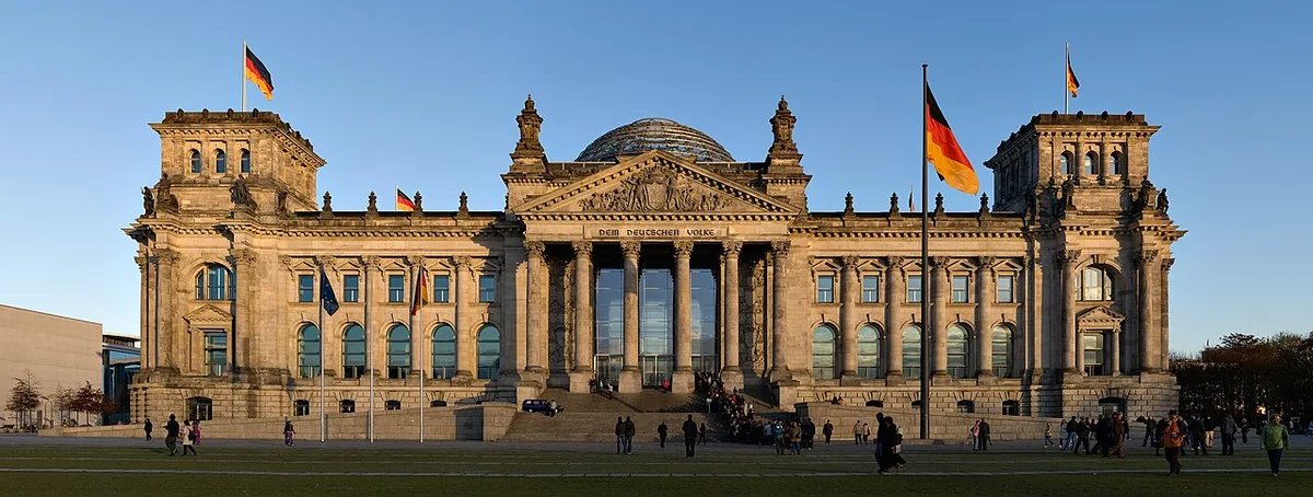 Façade ouest du Reichstag à Berlin, siège du parlement allemand, au coucher du soleil