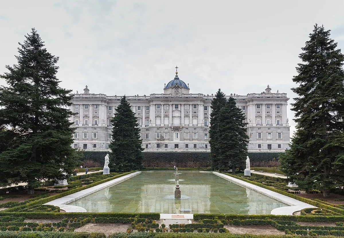 Façade du Palais royal de Madrid, résidence officielle du roi d'Espagne et plus vaste palais d'Europe occidentale