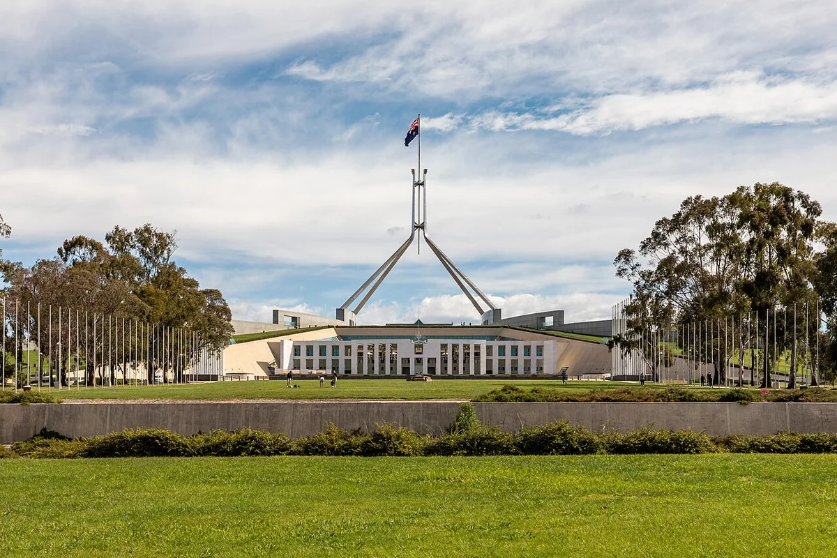 Façade du Parlement australien à Canberra, siège du gouvernement fédéral depuis 1988