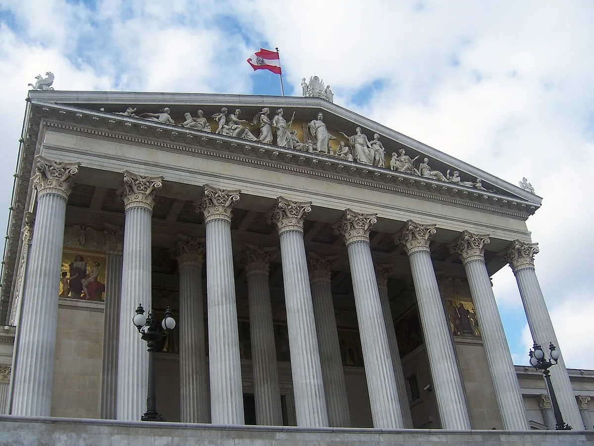 Façade du Parlement autrichien à Vienne sur la Ringstrasse