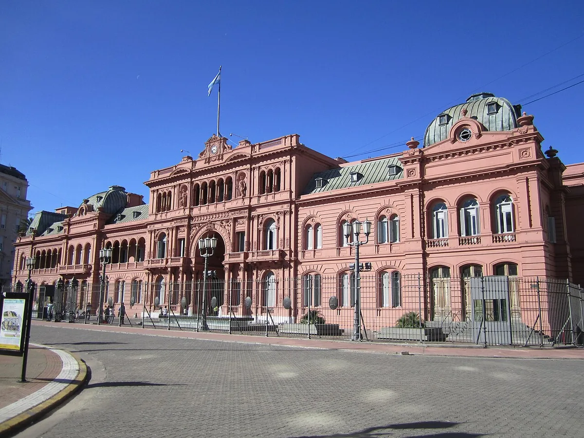 Façade rose de la Casa Rosada, siège de la présidence argentine sur la Plaza de Mayo à Buenos Aires