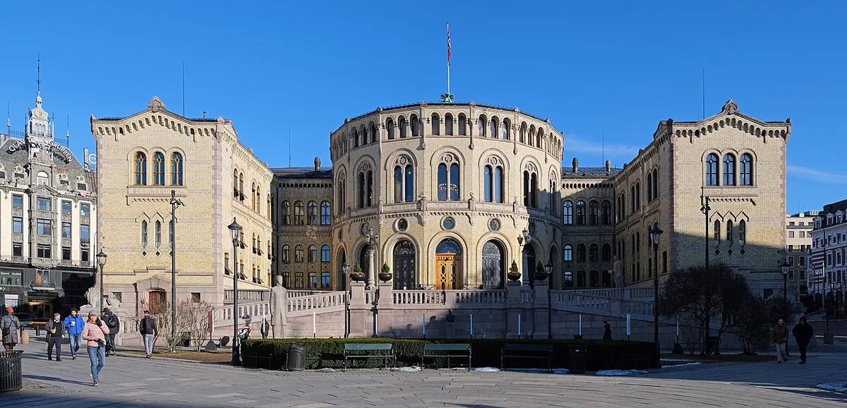 Façade du Storting, Parlement norvégien, dans le centre d’Oslo au crépuscule