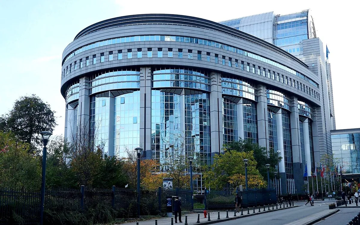 Façade de verre du bâtiment du Parlement européen dans le quartier Léopold à Bruxelles
