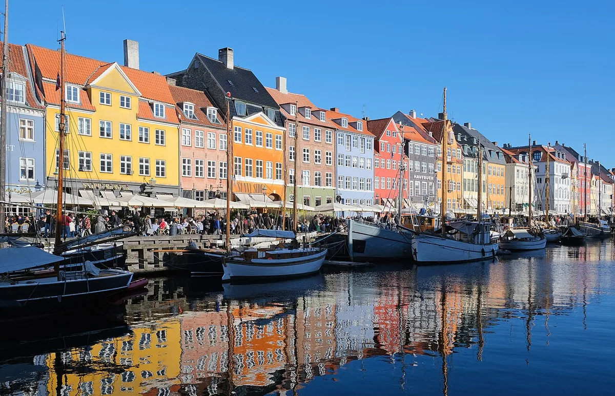 Façades colorées et bateaux du canal de Nyhavn à Copenhague