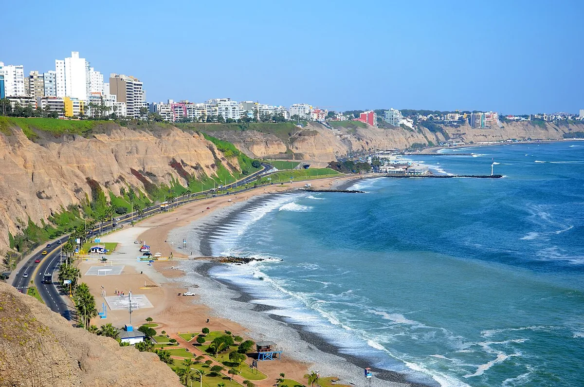 Falaises de la Costa Verde à Miraflores surplombant l'océan Pacifique sous un ciel gris typique de Lima